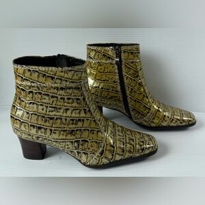 Snowfly London Ankle Boots Women's Size 7, green/yellowish faux croc
